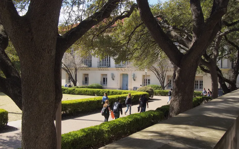 Main Mall through trees with students and Battle Hall 201514979